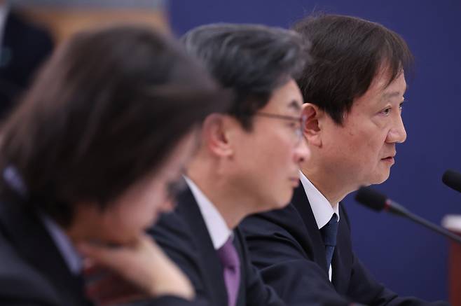 이찬진 금융감독원장이 19일 정부서울청사 별관에서 열린 금융위원회·공정거래위원회 업무보고에서 이재명 대통령 질문에 답하고 있다. 오른쪽부터 이찬진 금감원장, 이억원 금융위원장, 주병기 공정거래위원장. 연합뉴스