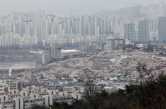 서울 남산에서 바라본 아파트 단지 등 서울 시내의 모습. [연합뉴스]
