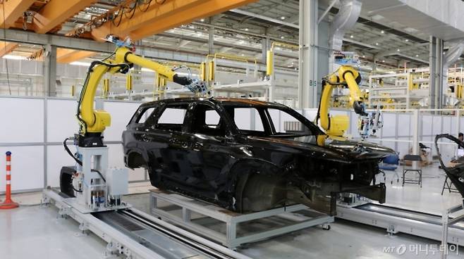 (서울=뉴스1) = 현대자동차와 기아가 제조 기술의 현재와 미래 비전을 총망라한 'E-FOREST TECH DAY(이포레스트 테크 데이) 2025’를 화성과 울산 사업장에서 성황리에 마무리했다고 6일 밝혔다. 사진은 자동차 도장면을 로봇이 정밀하게 연마해 완벽하고 균일한 품질을 구현하는 상도 샌딩/폴리싱 자동화 기술 시연. (현대차·기아 제공. 재판매 및 DB 금지) 2025.11.6/뉴스1 Copyright (C) 뉴스1. All rights reserved. 무단 전재 및 재배포, AI학습 이용 금지. /사진=(서울=뉴스1)