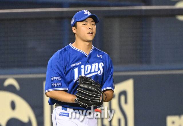 삼성 김무신이 17일 오후 서울 잠실야구장에서 진행된 '2024 프로야구 KBO리그 포스트시즌' 플레이오프 3차전 LG트윈스와 삼성라이온즈의 경기 5회말 2사 1,2루서 오스틴을 잡아낸뒤 환호하고 있다./마이데일리