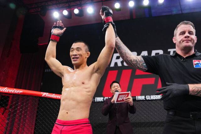 김상욱(왼쪽)이 승리 후 환호하고 있다. /UFC 제공