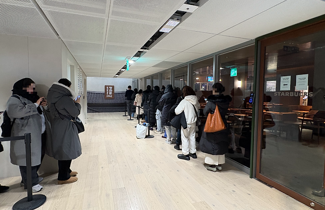 스타벅스가 ‘두바이 쫀득롤’을 판매하기 시작한 30일 새벽 서울 종로구 스타벅스 리저브 광화문점 후문 앞에서 소비자들이 기다리고 있다. 강승연 기자