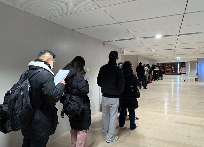 스타벅스가 ‘두바이 쫀득롤’을 판매하기 시작한 30일 새벽 서울 종로구 스타벅스 리저브 광화문점 후문 앞에서 소비자들이 기다리고 있다. 강승연 기자