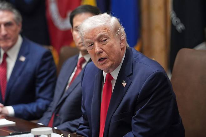 [워싱턴=AP/뉴시스]도널드 트럼프 미국 대통령이 29일(현지 시간) 백악관에서 각료회의를 주재하며 발언하고 있다. 2026.01.30.