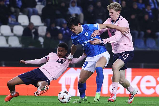 [헹크=AP/뉴시스] 헹크의 오현규(가운데)가 29일(현지 시간) 벨기에 헹크의 세게카 아레나에서 열린 2025-26 유럽축구연맹(UEFA) 유로파리그(UEL) 리그 페이즈 8차전 말뫼(스웨덴)와 경기 중 공을 다투고 있다. 오현규는 83분을 소화했고, 말뫼는 2-1로 승리하며 16강 플레이오프(PO)에 진출했다. 2026.01.30.