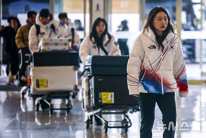 [인천공항=뉴시스] 정병혁 기자 =  2026 밀라노·코르티나담페초 동계올림픽에 출전하는 쇼트트랙 최민정이 30일 인천국제공항 제2터미널을 통해 출국하기 위해 공항으로 들어서고 있다. 2026.01.30. jhope@newsis.com