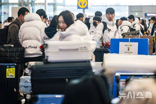 [인천공항=뉴시스] 정병혁 기자 =  2026 밀라노·코르티나담페초 동계올림픽에 출전하는 대한민국 선수단이 30일 인천국제공항 제2터미널을 통해 출국하기에 앞서 출국수속을 하고 있다. 2026.01.30. jhope@newsis.com