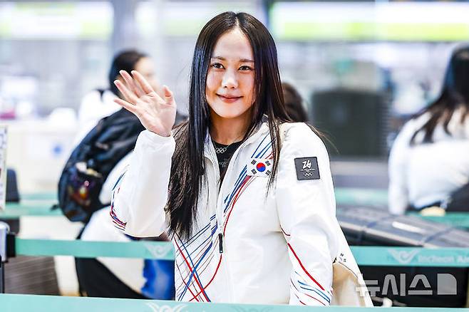 [인천공항=뉴시스] 정병혁 기자 =  2026 밀라노·코르티나담페초 동계올림픽에 출전하는 대한민국 박지우가 30일 인천국제공항 제2터미널을 통해 출국하기에 앞서 출국수속을 하고 있다. 2026.01.30. jhope@newsis.com