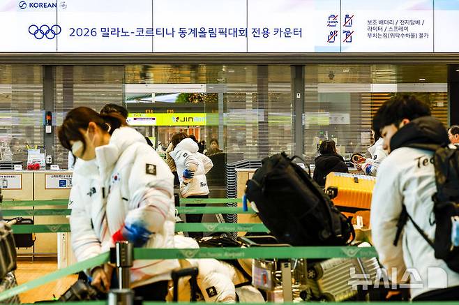 [인천공항=뉴시스] 정병혁 기자 =  2026 밀라노·코르티나담페초 동계올림픽에 출전하는 대한민국 선수단이 30일 인천국제공항 제2터미널을 통해 출국하기에 앞서 출국수속을 하고 있다. 2026.01.30. jhope@newsis.com