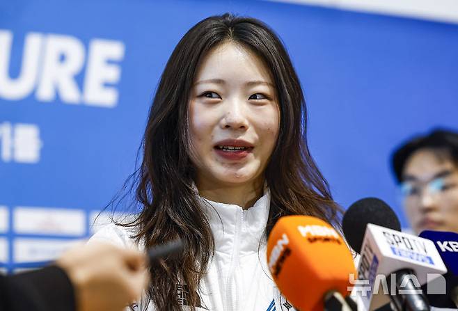 [인천공항=뉴시스] 정병혁 기자 =  2026 밀라노·코르티나담페초 동계올림픽에 출전하는 임리원이 30일 인천국제공항 제2터미널을 통해 출국하기에 앞서 취재진 질문에 답하고 있다. 2026.01.30. jhope@newsis.com