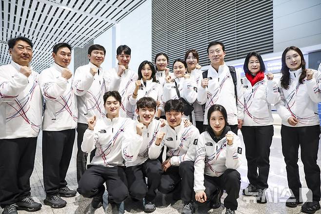 [인천공항=뉴시스] 정병혁 기자 = 유승민 대한체육회장이 30일 인천국제공항 제2터미널에서 2026 밀라노·코르티나담페초 동계올림픽에 출전하는 선수단과 기념촬영을 하고 있다. 2026.01.30. jhope@newsis.com