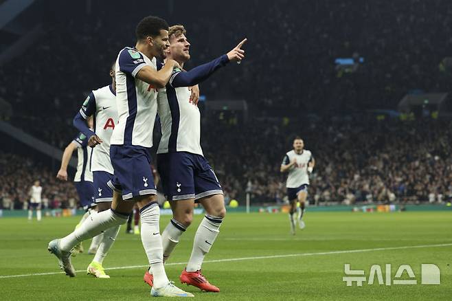 [런던=AP/뉴시스] 토트넘 홋스퍼의 티모 베르너(오른쪽)가 30일(현지시각) 영국 런던의 토트넘 홋스퍼 스타디움에서 열린 2024-25 잉글랜드 리그컵(카라바오컵) 16강전 맨체스터 시티와의 경기 전반 5분 선제골을 넣고 동료들과 기뻐하고 있다. 손흥민이 부상으로 빠진 토트넘이 2-1로 승리하고 8강에 올랐다. 2024.10.31.