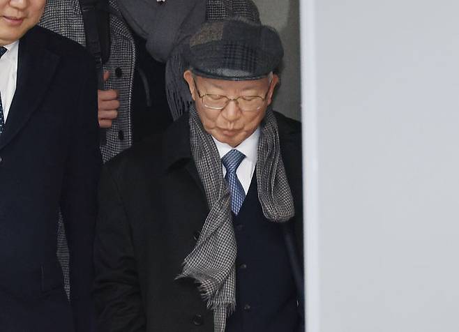 [서울=뉴시스] 최진석 기자 = 양승태 전 대법원장이 30일 서울 서초구 서울고등법원에서 열린 '사법농단 혐의' 2심 선고 공판에서 징역 6개월에 집행유예 1년을 선고 받은 후 법원 청사를 나서고 있다. (공동취재) 2026.01.30. photo@newsis.com *재판매 및 DB 금지