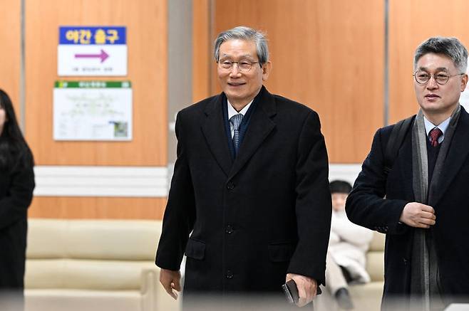 [서울=뉴시스] 최진석 기자 = 고영한 전 대법관이 30일 서울 서초구 서울고등법원에서 열린 2심 선고 공판에 출석하고 있다. (공동취재) 2026.01.30. photo@newsis.com *재판매 및 DB 금지