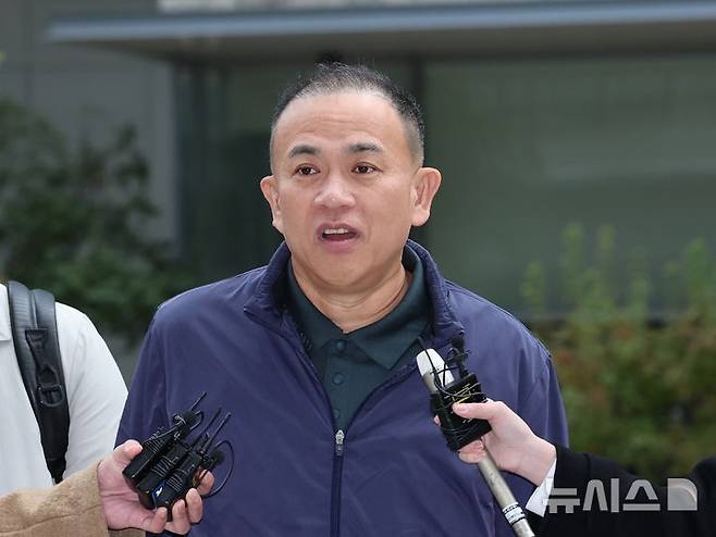 [서울=뉴시스] 이영환 기자 = 명태균 씨가 지난해 11월 8일 오전 서울 종로구 KT광화문 웨스트빌딩에 마련된 김건희 여사 관련 의혹을 수사하는 민중기 특별검사 사무실에서 진행되는 소환조사에 출석하고 있다. 2025.11.08.20hwan@newsis.com