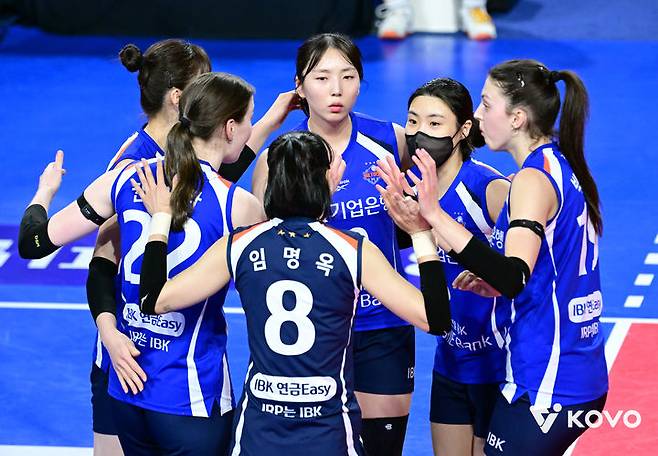 [서울=뉴시스] 여자 프로배구 IBK기업은행 선수들이 30일 화성종합실내체육관에서 열린 진에어 2025~2026 V-리그 여자부 5라운드 홈 경기에서 한국도로공사를 상대로 득점을 올린 뒤 기뻐하고 있다. (사진=KOVO 제공) 2026.01.30.