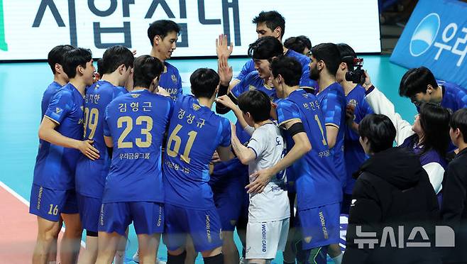 [서울=뉴시스] 이영환 기자 = 30일 오후 서울 중구 장충체육관에서 열린 2025-2026 V리그 우리카드 우리WON과 삼성화재 블루팡스의 경기, 세트스코어 3-1로 승리한 우리카드 선수들이 기뻐하고 있다. 2026.01.30. 20hwan@newsis.com