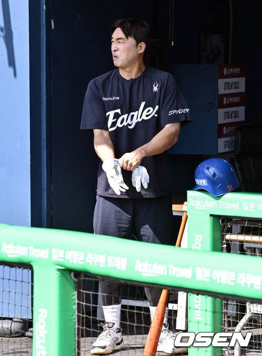 [OSEN=잠실, 조은정 기자]10일 오후 서울 잠실구장에서 ‘2025 신한 SOL Bank KBO리그’ LG 트윈스와 한화 이글스의 경기가 열린다.LG는 손주영, 한화는 문동주를 선발로 내세웠다.한화 손아섭이 훈련을 위해 그라운드에 나서고 있다. 2025.08.10 /cej@osen.co.kr