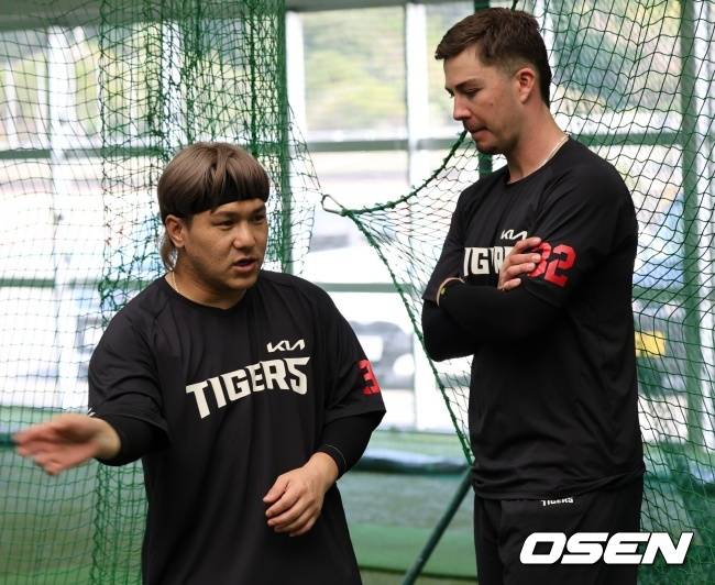 KIA 김선빈이 아마미 캠프에서 재러드 데일과 이야기를 나누고 있다./KIA 타이거즈 제공