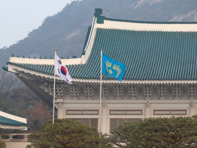 ▲지난 연말, 청와대 본관 앞 태극기와 봉황기가 바람에 펄럭이고 있다. ⓒ연합뉴스