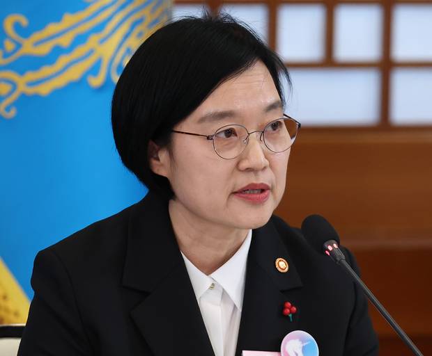 한성숙 중기부 장관이 30일 청와대에서 열린 국가창업시대 전략회의 ‘K-스타트업이 미래를 만든다’에서 ‘모두의 창업프로젝트’ 관련 보고를 하고 있다. 연합뉴스