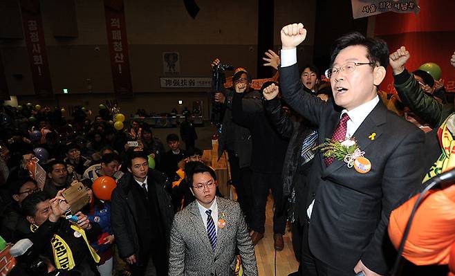 2017년 1월 15일 이재명 당시 성남시장이 광주 서구 김대중컨벤션선터에서 열린 손가락혁명군 출정식에서 지지자들과 함께 ‘임을 위한 행진곡’을 제창하고 있다. 뉴스1