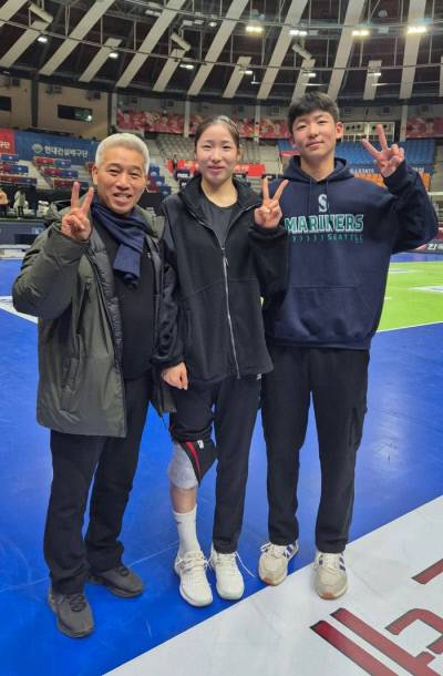 부천시육상연맹 노문선 회장(왼쪽)이 지난 16일 수원체육관에서 인쿠시(가운데)와 남동생 바담가리드와 함께 기념 사진을 찍고 있다.