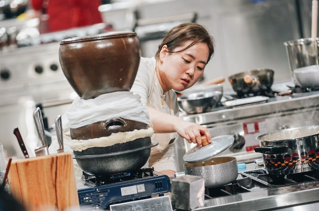 술빚는 윤주모. 넷플릭스 제공