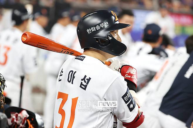 ▲ 손아섭 이슈를 계속해서 끌고 가는 것도 한화에는 부담이 되는 만큼 어떤 식으로든 돌파구를 찾을 것이라는 전망이 나온다 ⓒ곽혜미 기자