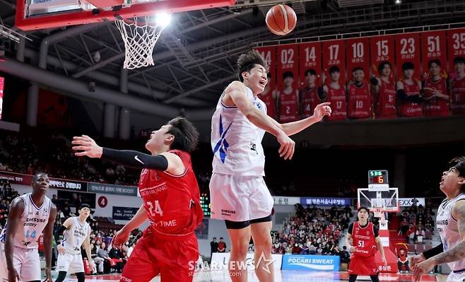 [한번에쓱]'결정적인 한방이나 승부처는 이럴때 쓰는 말' 문유현의 당돌한 돌파는 이원석의 슛블록으로 저지당하고