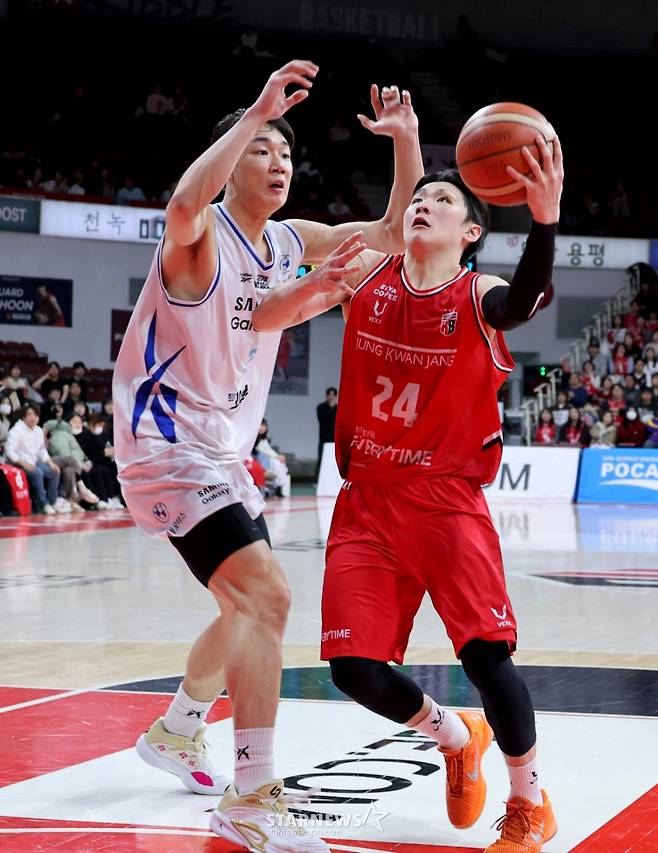 [한번에쓱]'결정적인 한방이나 승부처는 이럴때 쓰는 말' 문유현의 당돌한 돌파는 이원석의 슛블록으로 저지당하고