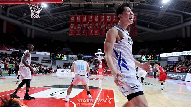 [한번에쓱]'결정적인 한방이나 승부처는 이럴때 쓰는 말' 문유현의 당돌한 돌파는 이원석의 슛블록으로 저지당하고