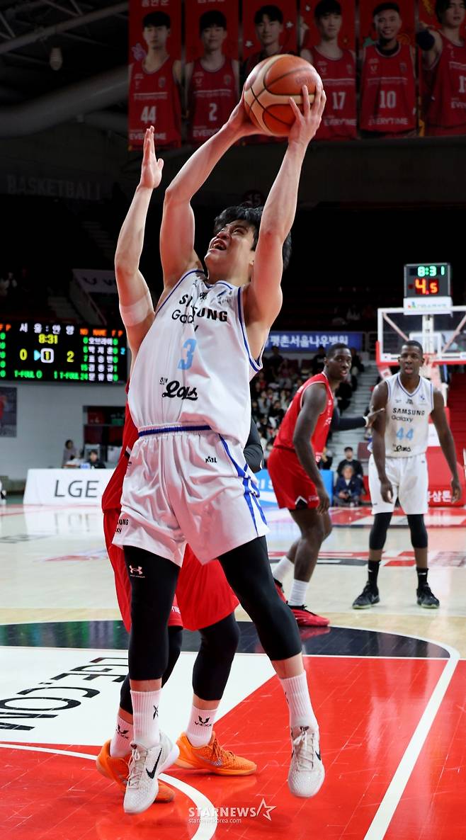 [한번에쓱]'결정적인 한방이나 승부처는 이럴때 쓰는 말' 문유현의 당돌한 돌파는 이원석의 슛블록으로 저지당하고