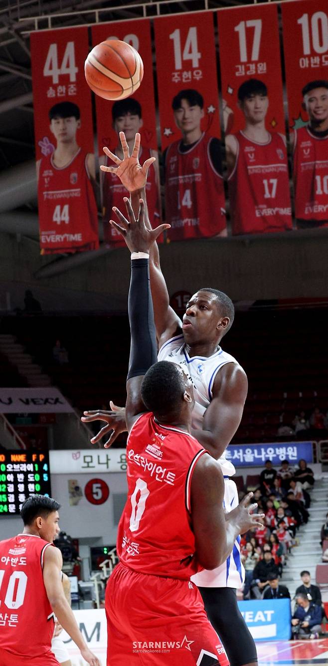 [한번에쓱]'결정적인 한방이나 승부처는 이럴때 쓰는 말' 문유현의 당돌한 돌파는 이원석의 슛블록으로 저지당하고
