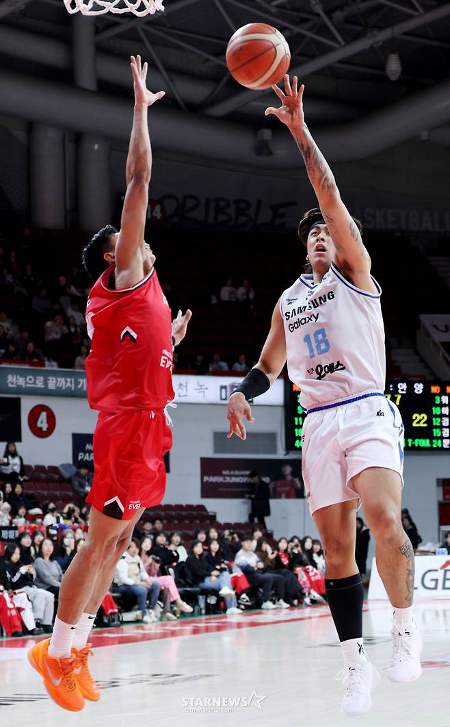 [한번에쓱]'결정적인 한방이나 승부처는 이럴때 쓰는 말' 문유현의 당돌한 돌파는 이원석의 슛블록으로 저지당하고