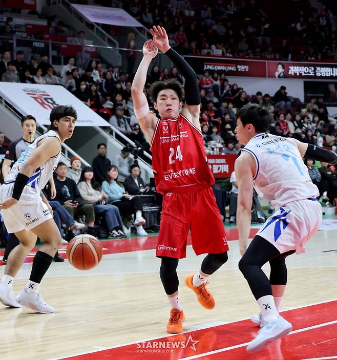 [한번에쓱]'결정적인 한방이나 승부처는 이럴때 쓰는 말' 문유현의 당돌한 돌파는 이원석의 슛블록으로 저지당하고