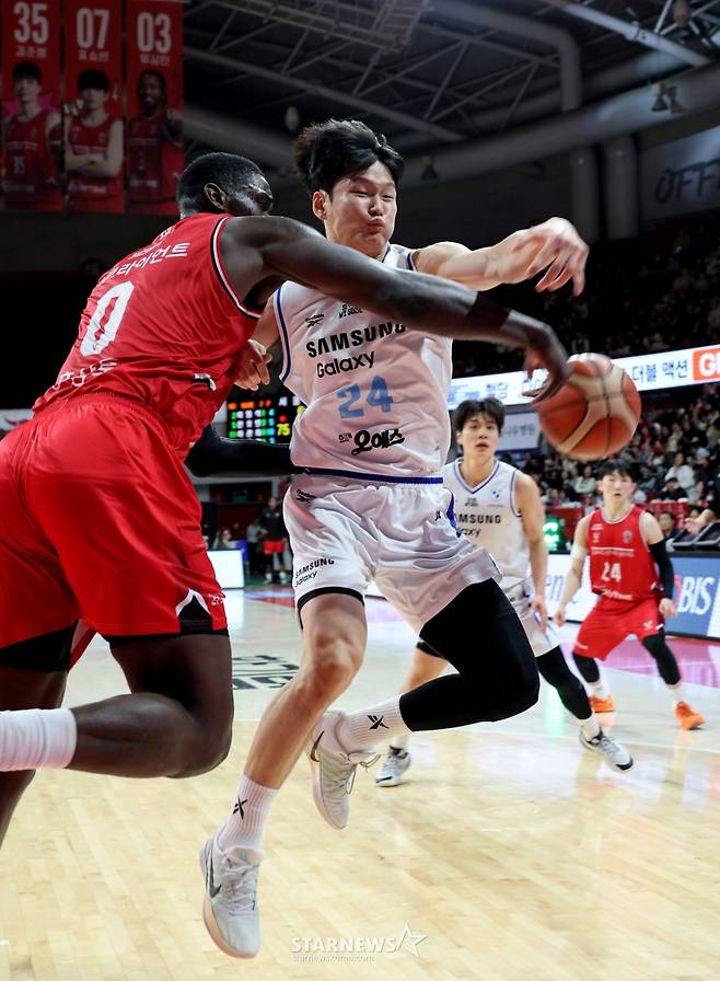 [한번에쓱]'결정적인 한방이나 승부처는 이럴때 쓰는 말' 문유현의 당돌한 돌파는 이원석의 슛블록으로 저지당하고