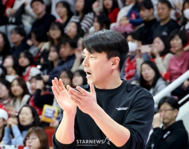 29일 안양 정관장전에서 박수치며 선수들을 독려하는 김효범 감독. /사진=강영조 선임기자