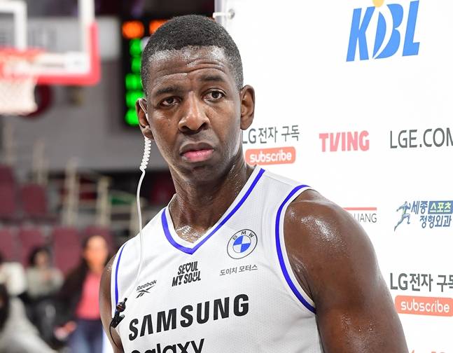 29일 경기 직후 방송 인터뷰를 하고 있는 니콜슨. /사진=KBL