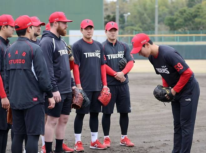 한화로 가게 됐지만 KIA도 응원할게요 20억 FA 보상선수 '애틋한' 작별 인사→곧바로 동료들과 정식 인사도 못 나눈 이유