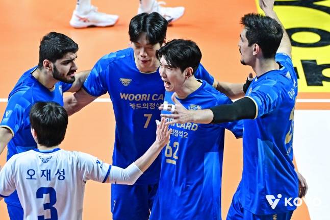 우리카드 선수단이 득점 후 환호하고 있다. /사진=한국배구연맹 제공