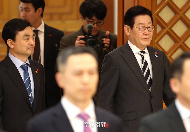 이재명 대통령과 안규백 국방부 장관이 지난 1월 16일 청와대 본관에서 열린 3성 장군 진급·보직 신고 및 수치 수여식을 위해 입장하고 있다. 김창길 기자