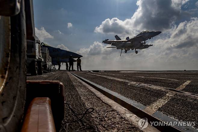 지난 23일 미군 항공모함 에이브러햄 링컨호에 함재기 EA-18G가 착륙하는 모습. [AP 연합뉴스 자료사진 재판매 및 DB 금지]