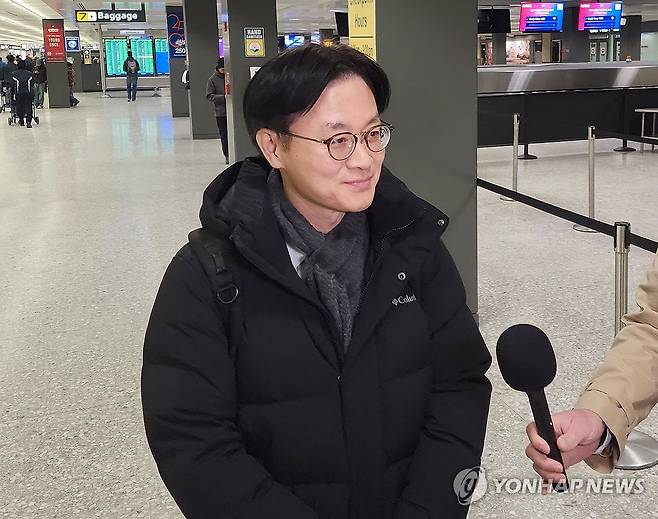 급거 미국을 방문한 김정관 산업장관 (워싱턴=연합뉴스) 박성민 특파원 = 김정관 산업통상부 장관이 지난 28일(현지시간) 밤 '트럼프 관세' 대응을 위해 워싱턴DC 인근 덜레스국제공항을 통해 미국을 방문해 한국 취재진과 인터뷰하고 있다. 2026.1.29 min22@yna.co.kr