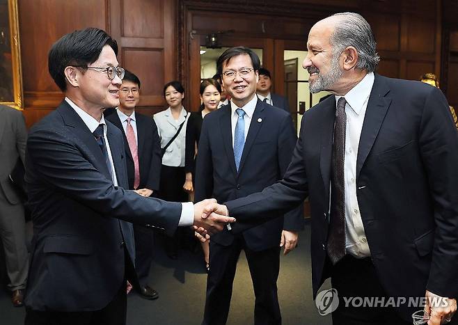 김정관 장관, 미국 상무부 장관 면담 (서울=연합뉴스) 김정관 산업통상자원부 장관이 지난해 7월 24일(현지시간) 미국 워싱턴 DC 상무부 회의실에서 하워드 러트닉 상무부 장관과 악수하고 있다. 2025.7.25 [산업통상자원부 제공. 재판매 및 DB 금지] photo@yna.co.kr