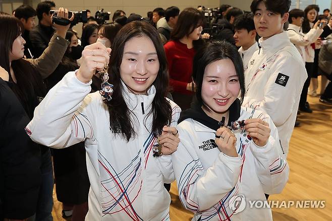 최민정-김길리 '밀라노로' (영종도=연합뉴스) 서대연 기자 = 2026 제25회 2026 밀라노·코르티나담페초 동계올림픽에 참가하는 쇼트트랙 최민정(왼쪽), 김길리가 30일 인천국제공항 제2여객터미널을 통해 출국하기 전 올림픽 키링을 들고 기념촬영을 하고 있다. 2026.1.30 dwise@yna.co.kr