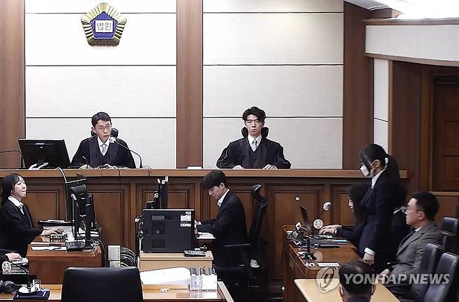 김건희 1심 선고공판 (서울=연합뉴스) 통일교 금품수수 등 혐의로 구속기소된 김건희 여사가 28일 서울중앙지방법원에서 열린 1심 선고공판에서 실형을 선고받고 있다. 
    서울중앙지법 형사합의27부(우인성 부장판사)는 이날 자본시장법 위반 및 정치자금법 위반, 특정범죄 가중처벌법상 알선수재 혐의로 재판에 넘겨진 김 여사에게 징역 1년 8개월과 추징금 1천281만5천원을 선고했다. 2026.1.28 [서울중앙지법 제공. 재판매 및 DB 금지] photo@yna.co.kr