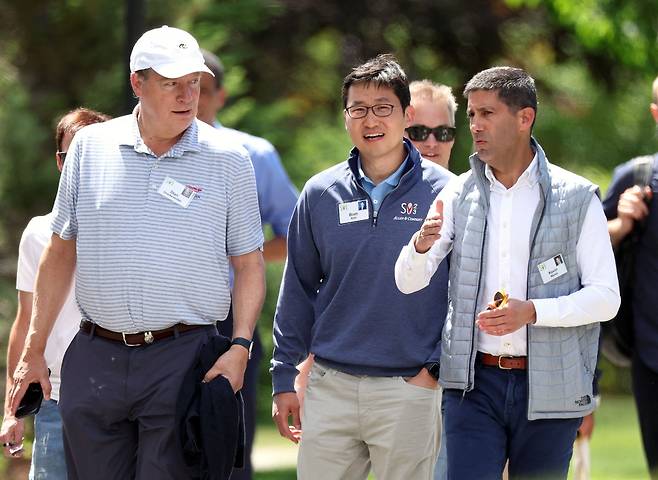 2023년 '앨런 앤 컴퍼니 선밸리 컨퍼런스'에 참석한 케빈 워시 전 연준 이사(오른쪽 끝)와 김범석 쿠팡Inc 의장[AFP 연합뉴스 자료사진. 게티이미지. 재판매 및 DB 금지]