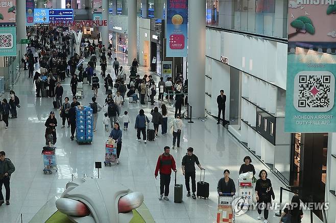인천공항 면세입찰 두고 '눈치게임' (영종도=연합뉴스) 임화영 기자 = 인천국제공항 제1여객터미널 내 면세구역에서 여행객들이 이동 및 쇼핑을 하고 있다. 2025.11.6 hwayoung7@yna.co.kr