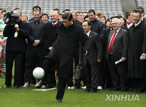 부주석이던 2012년 2월 아일랜드 축구장을 방문한 시진핑 중국 국가주석 [신화 연합뉴스 자료사진. 재판매 및 DB금지]